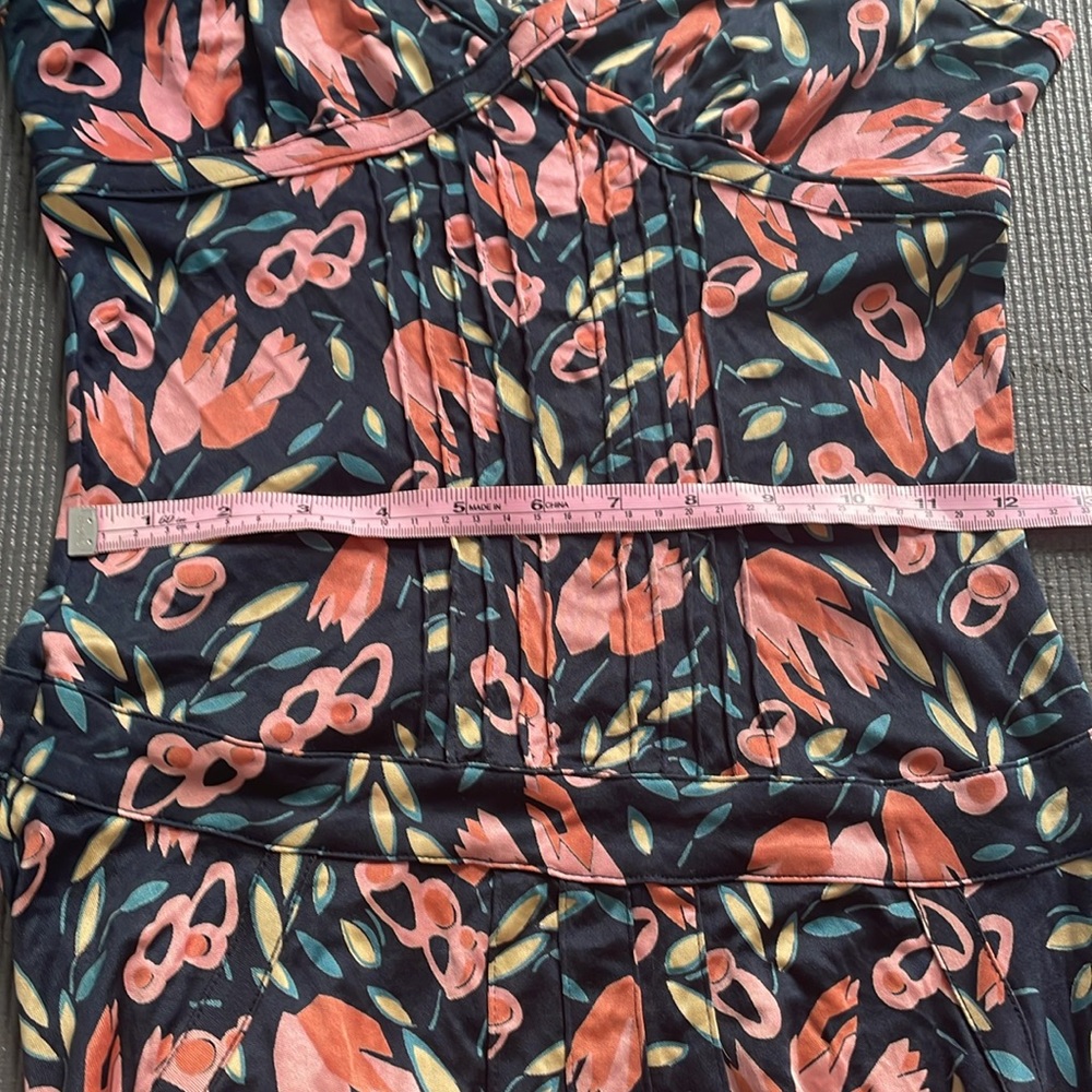 Marc Jacobs silk floral tulip dress altered structured style with button up back - Picture 9 of 11